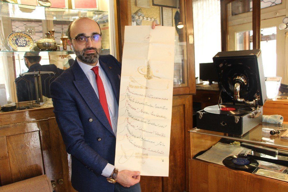 Dedesinden Kalan Gramofona Gözü Gibi Bakıyor