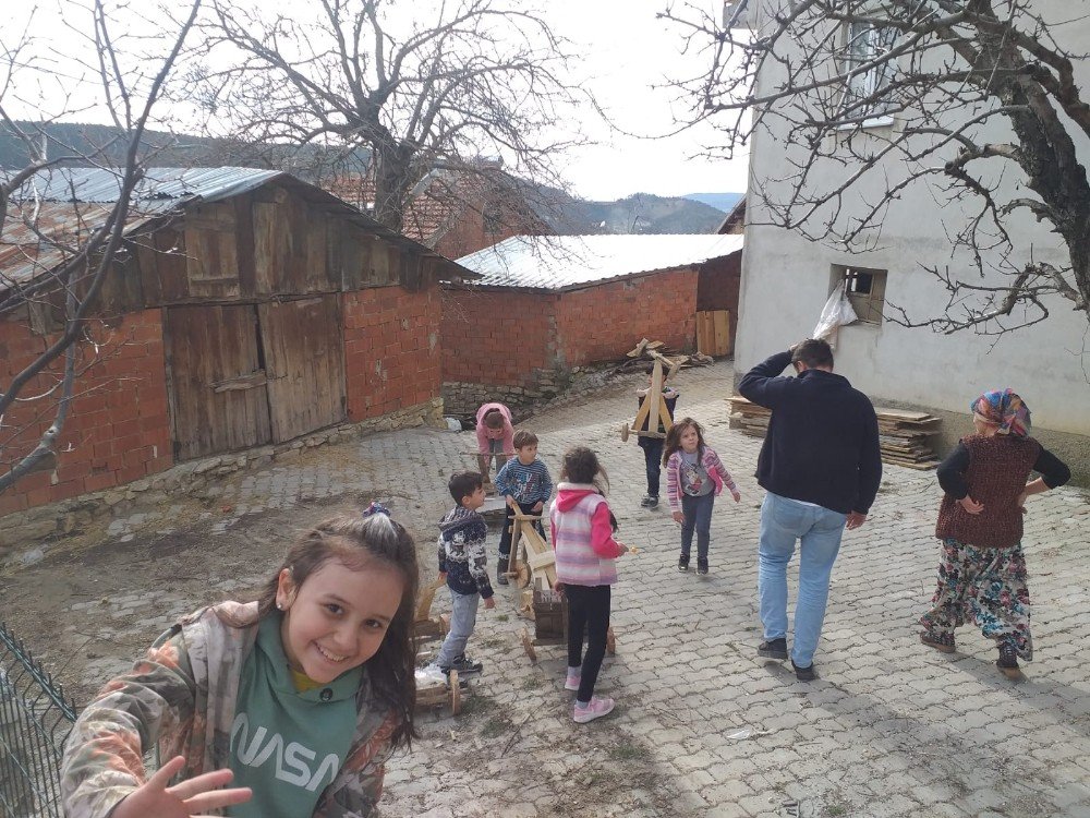 Çocuklar Tahta Araçlarla Kıyasıya Yarıştı