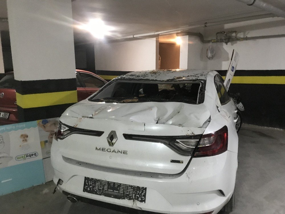 Avcılar’da Fırtına Çatıdaki Kamelyayı Uçurdu