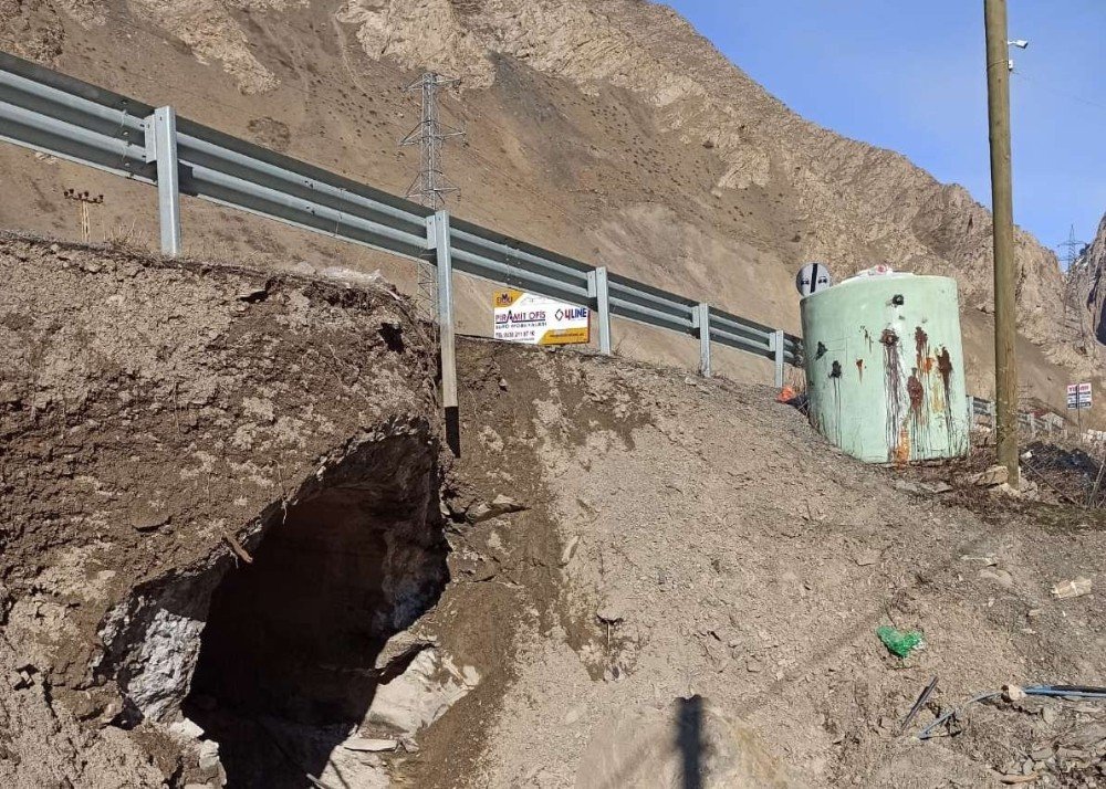 Hakkari-van Karayolundaki Köprüde Çökme