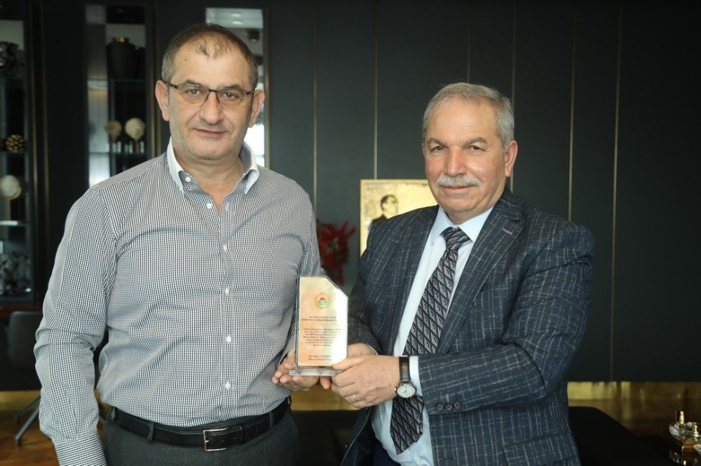 Başkan Demirtaş’tan Yeşilyurt’a Teşekkür Plaketi