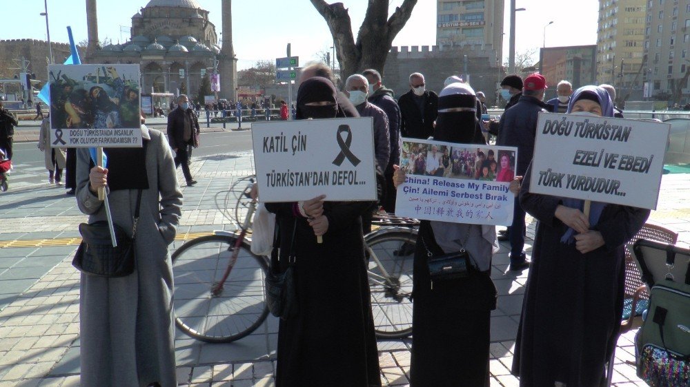 Kayseri’de Doğu Türkistanlı Kadınlar ‘aile Nöbeti’ Tutuyor