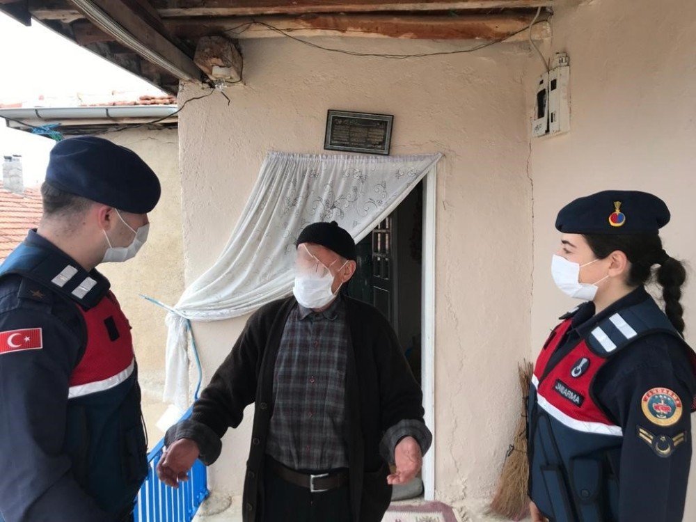 Jandarma Tek Yaşayan Yaşlı Vatandaşları Yalnız Bırakmıyor