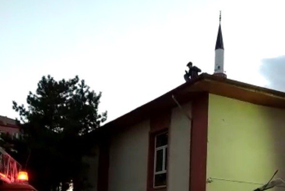 Çatıda Mahsur Kalan Gencin İmdadına İtfaiye Yetişti