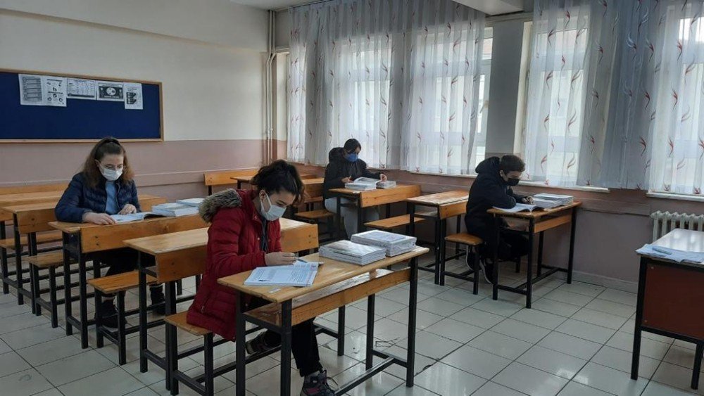 5 Bin Öğrenciye Test Kitabı Hediye Edildi
