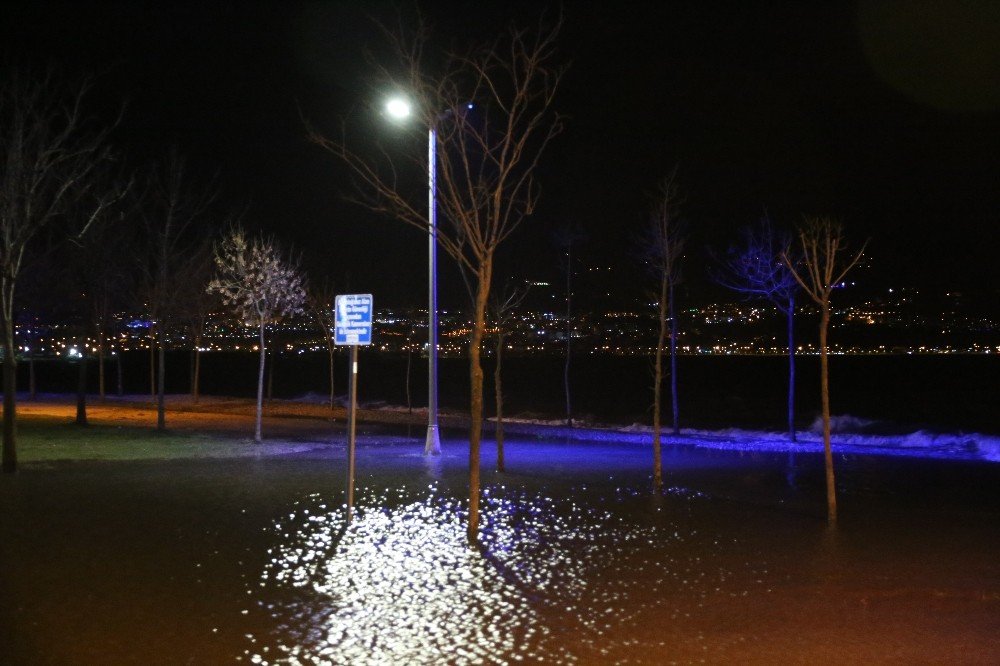 Fırtına Ağaçları Devirdi, Yükselen Dalgalar Sahili Gölete Çevirdi