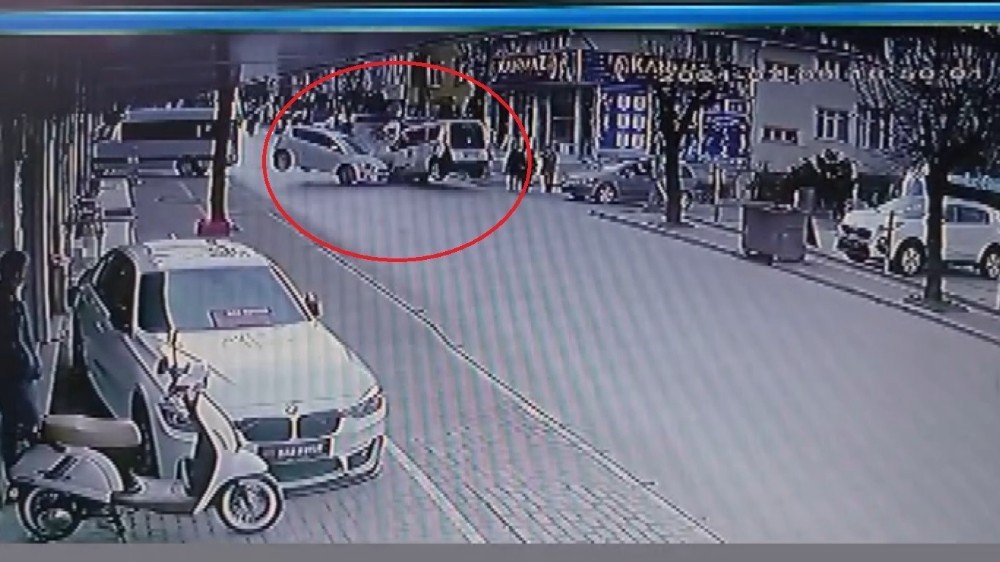Kafa Kafaya Çarpışan Araçlardan Biri Yayaya Çarptı: 3 Yaralı