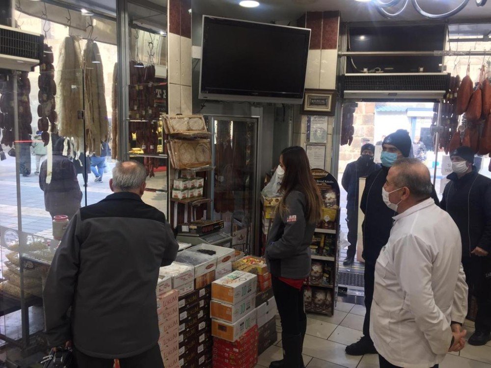 Zabıta Açıkta Satış Yapan Ve Yer İşgalinde Bulunan Esnafı Denetledi