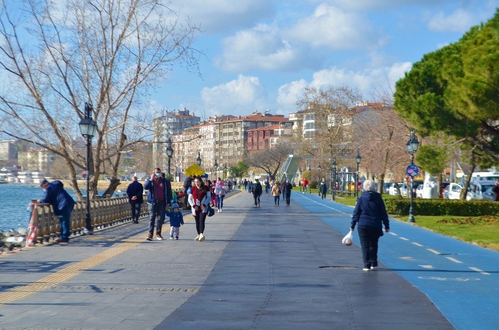 Fırtına Etkisini Kaybetti Vatandaşlar Güzel Havanın Tadını Çıkarıyor