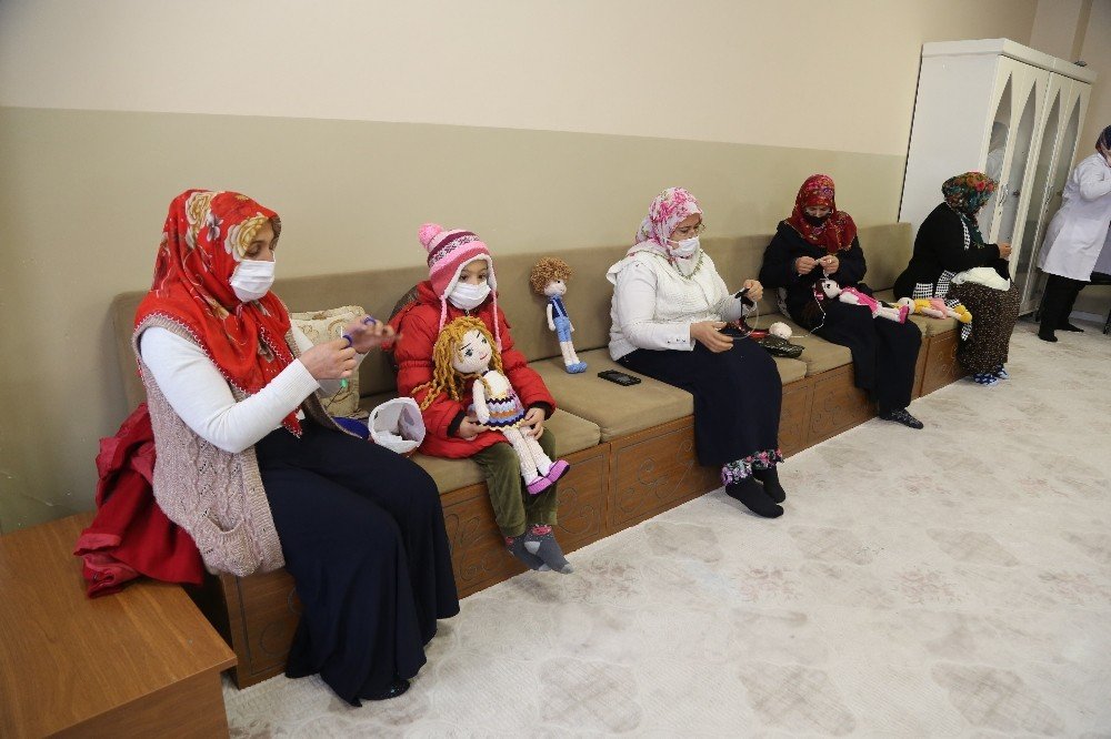 Kadınlar Kurslarda Hem Eğleniyor Hem De Öğreniyor