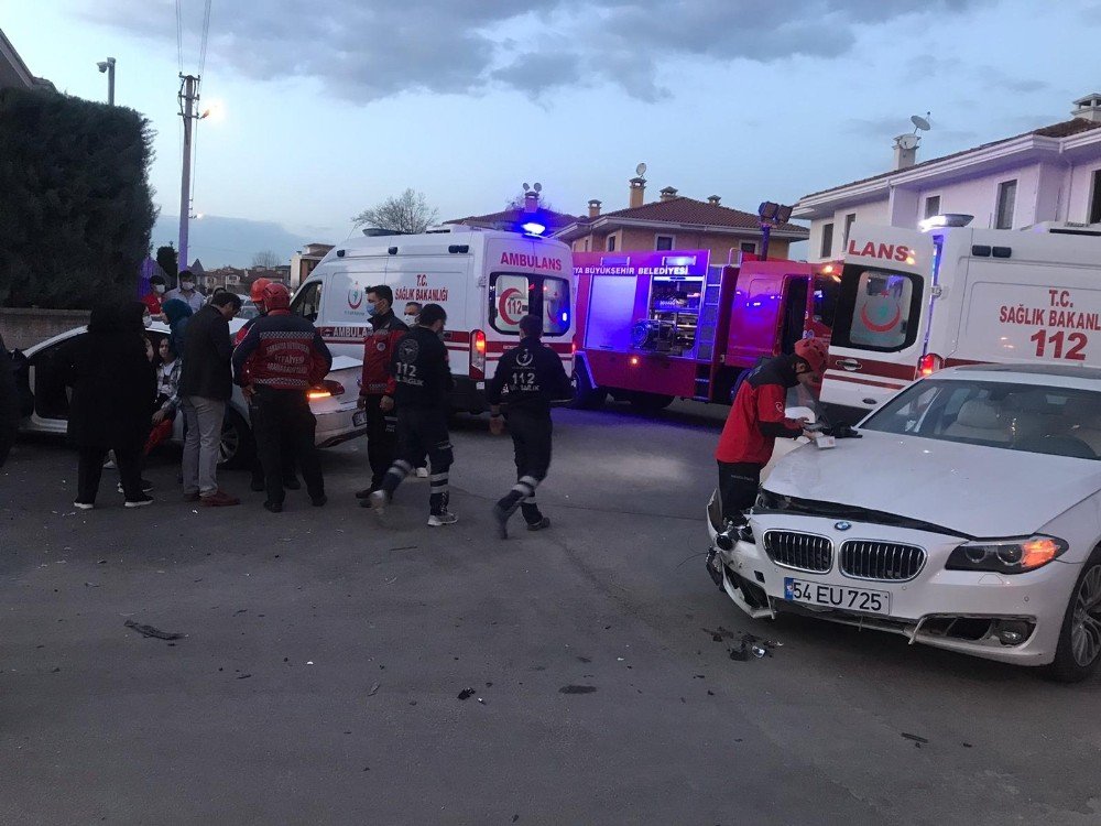 İ̇ki Lüks Otomobil Kafa Kafaya Çarpıştı: 5 Yaralı