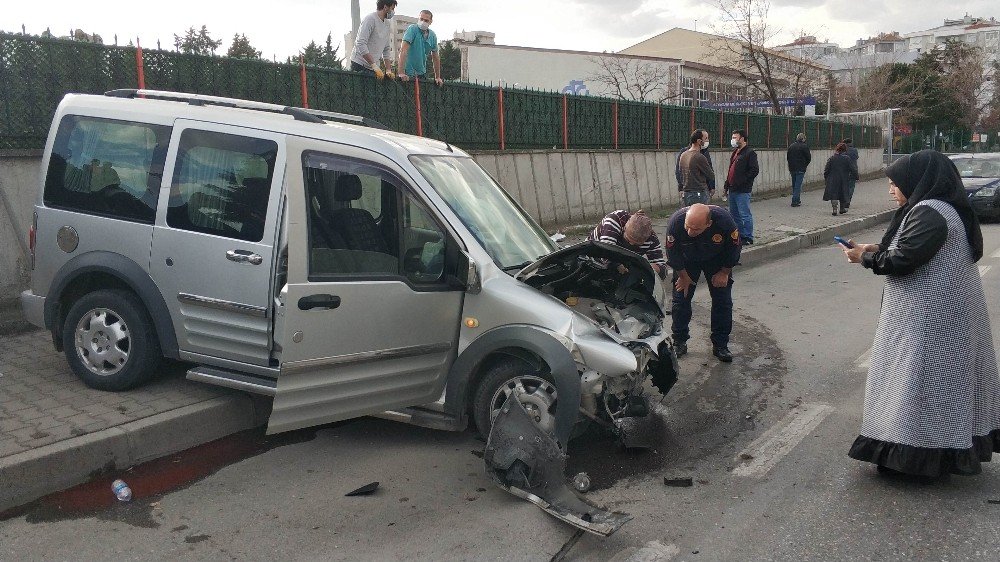 Araç Duvara Çarptı, Sürücü Şok Geçiren Kızını Teselli Etti