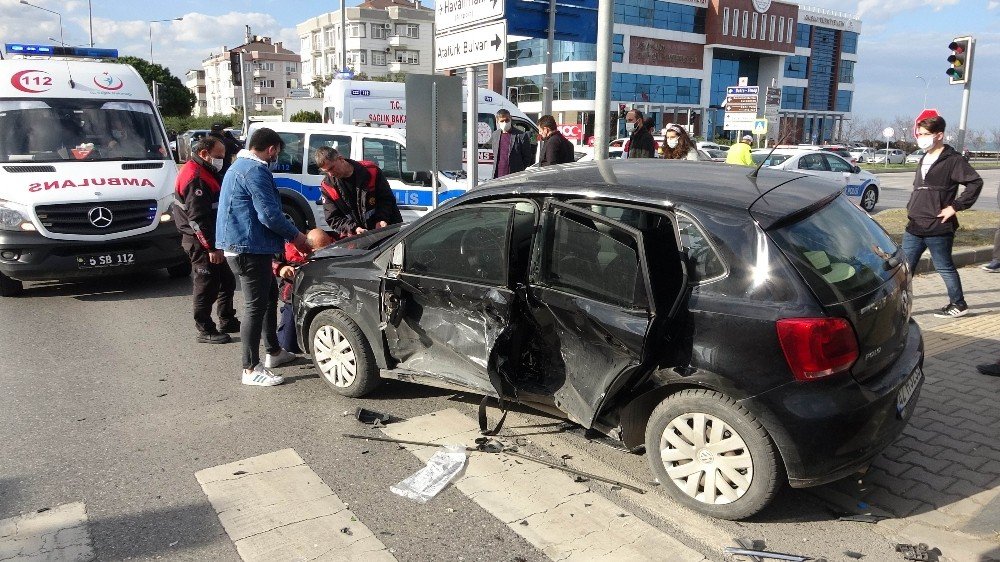 Samsun’da Kavşakta İki Otomobil Çarpıştı: 5 Yaralı