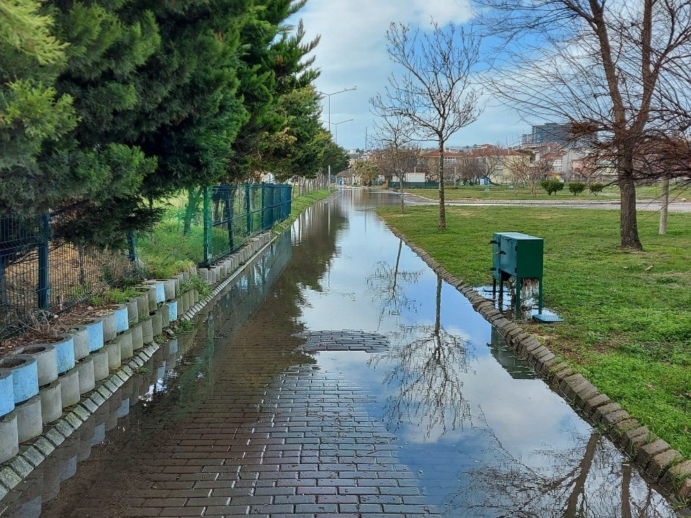 İ̇stanbul’da Dalgalar Kıyıyı Dövdü, Park Sular Altında Kaldı