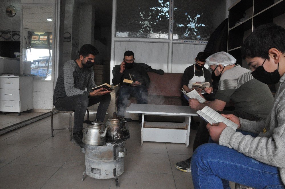 Sıcak Ekmek Kokusu Altında Kitap Ve Çay Molası
