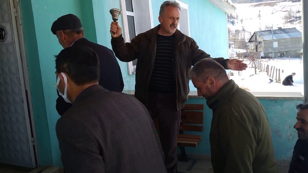 İ̇smail Öğretmen, İlk Görev Yaptığı Okulda Ders Zilini 28 Yıl Sonra Yeniden Çaldı