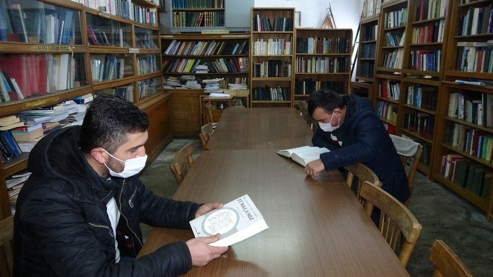 Yarım Asırlık Köy Kütüphanesi, 10 Binin Üzerinde Kitapla Hizmet Veriyor