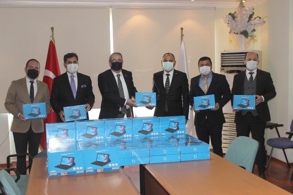 Salihli Ticaret Borsası’ndan Eğitime Tablet Desteği