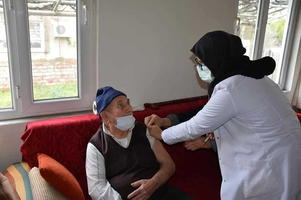 104’lük Dede Ve 88’lik Eşi Aşı Oldu