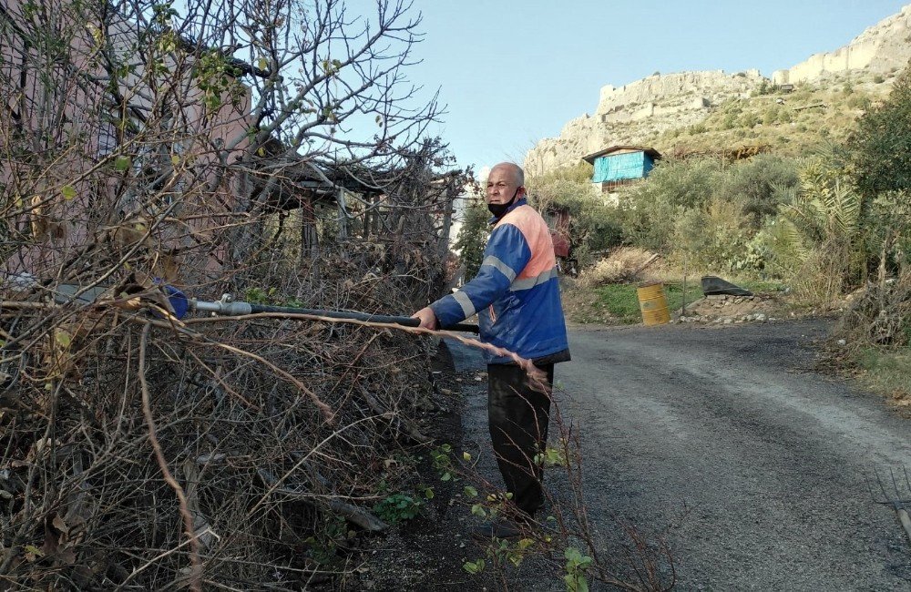 Kozan’da Yol Kenarlarındaki Ağaçlar Budanıyor