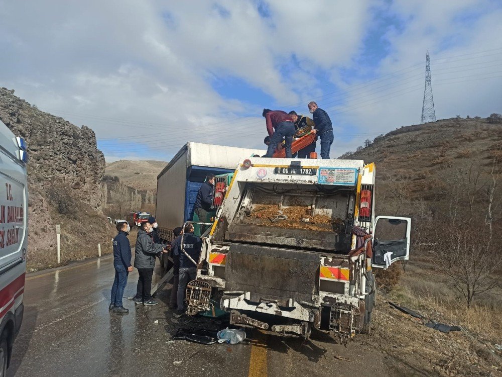 Başkent’te Tır İle Çöp Kamyonu Çarpıştı: 6 Yaralı