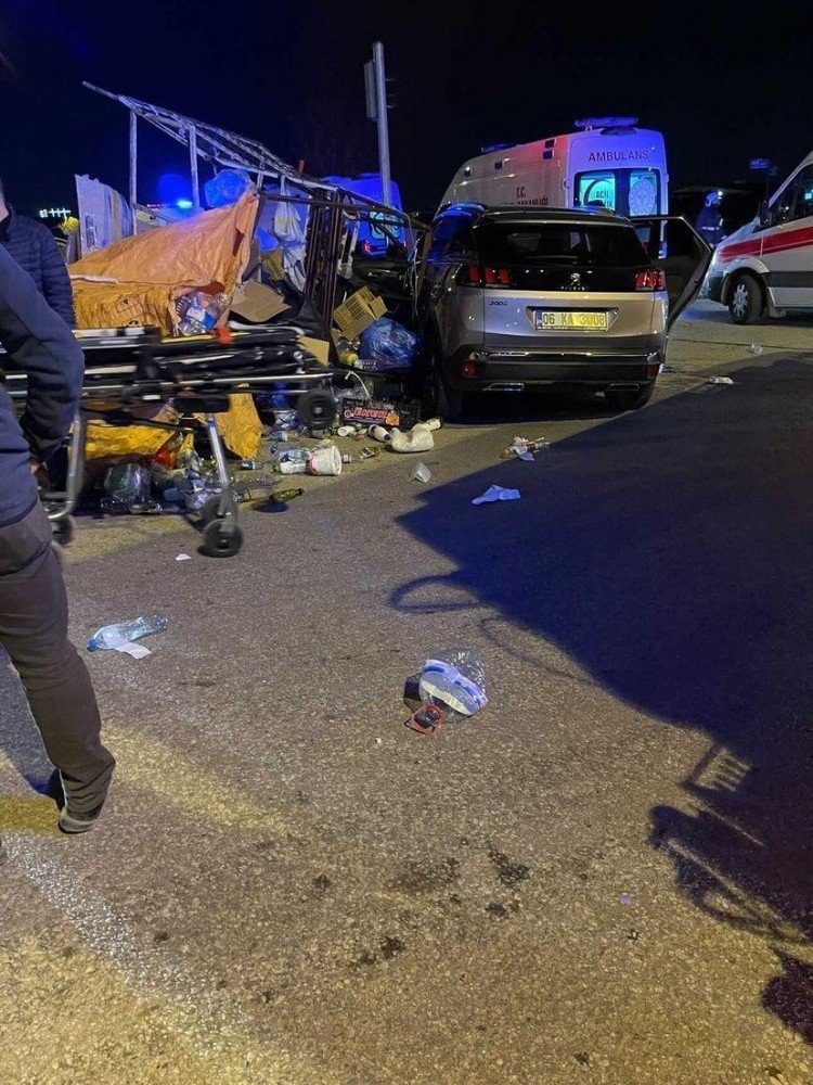 Başkent’te Kağıt Toplayıcısı Araç İle Otomobil Kafa Kafaya Çarpıştı: 5 Yaralı