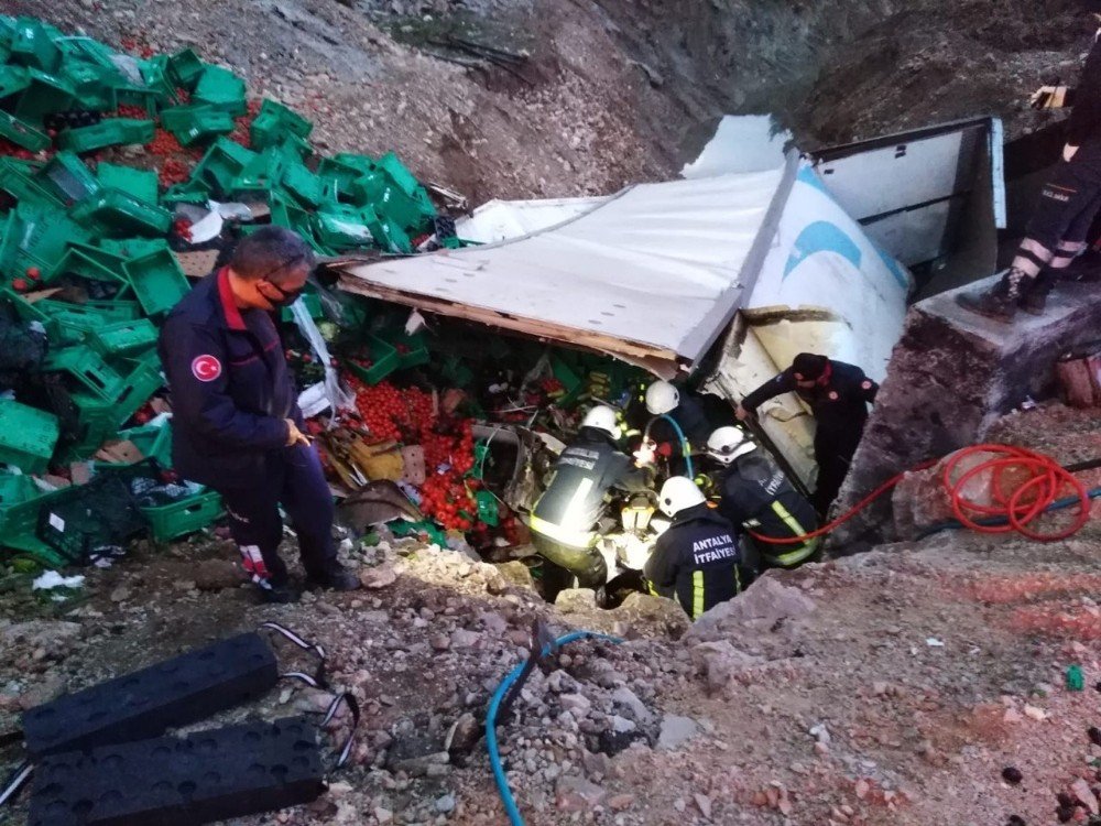 Antalya’da Sebze Yüklü Kamyon Devrildi: 1 Ölü