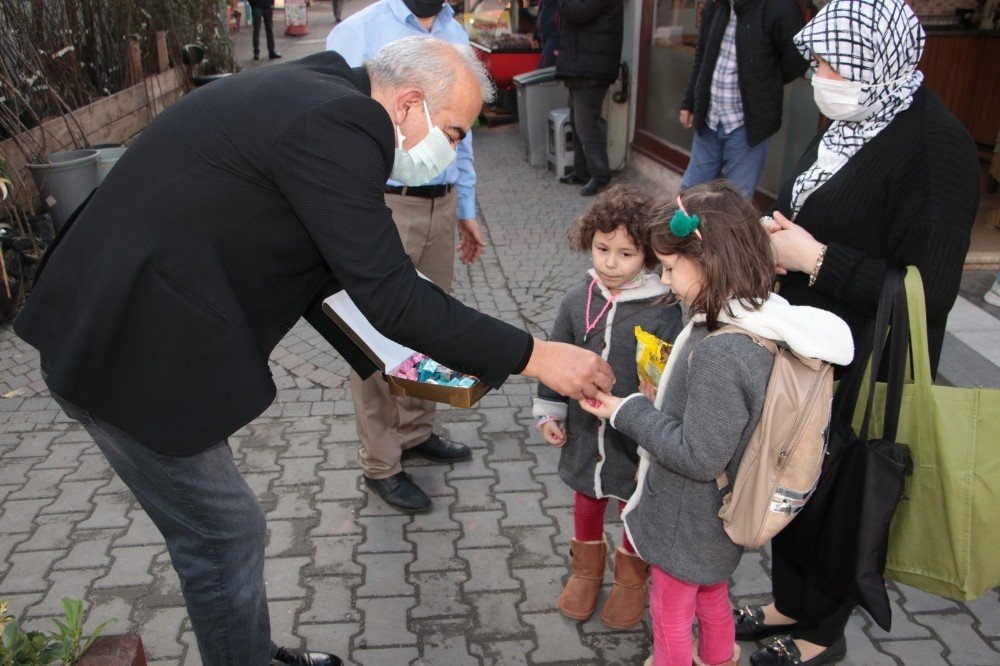 Başkan Bozkurt’tan Çocuklara Çikolata İkramı