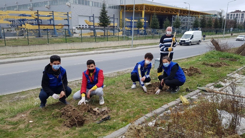 200 Fidan Gençlerin Elinde Toprakla Buluştu