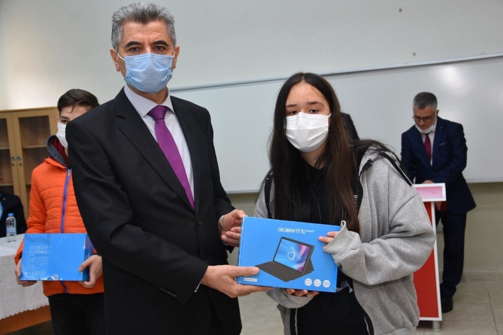 Gönen’de 55 Öğrenciye Klavyeli Tablet Dağıtıldı