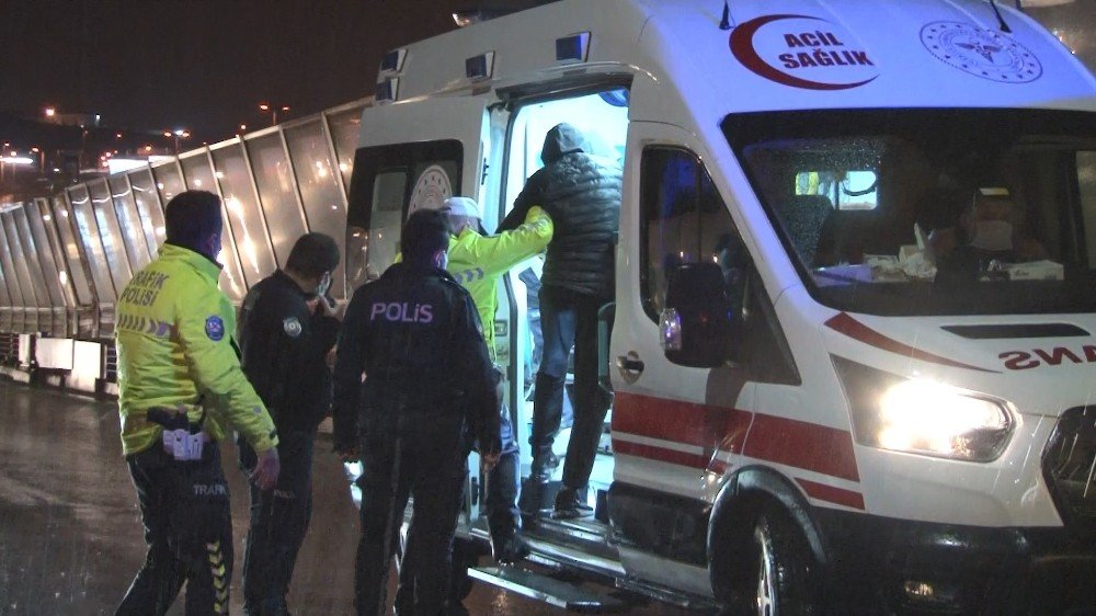 Haliç Köprüsü’nde Kontrolden Çıkan Motosikletli Kurye Bariyerlere Çarptı: 1’i Ağır 2 Yaralı