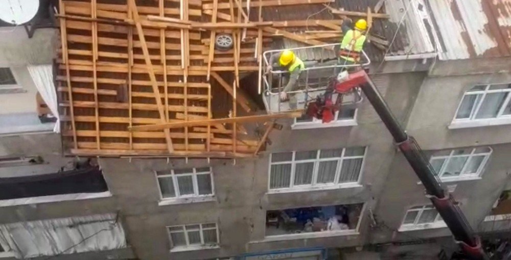 İ̇bb, Ak Partili Belediyelerin Yönettiği İlçelerdeki Çatı Uçmalarına Müdahale Etmedi