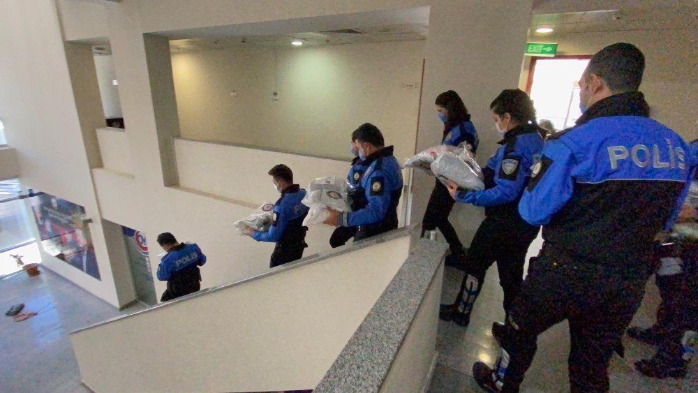 İ̇stanbul Polisinden Çocuklara Kışlık Kıyafet