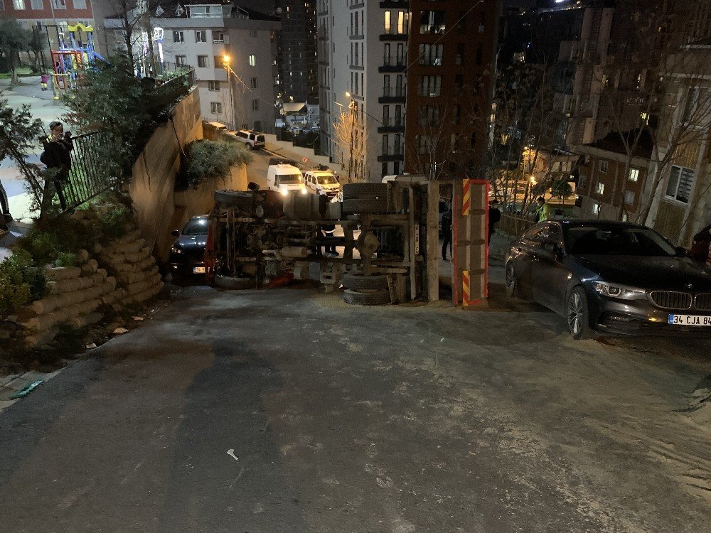 İ̇nşaata Kum Döken Kamyon Yola Devrildi