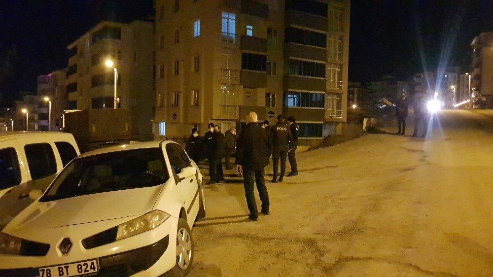 Kız Arkadaşına Mesaj Atıp Silahla Kendini Vurdu