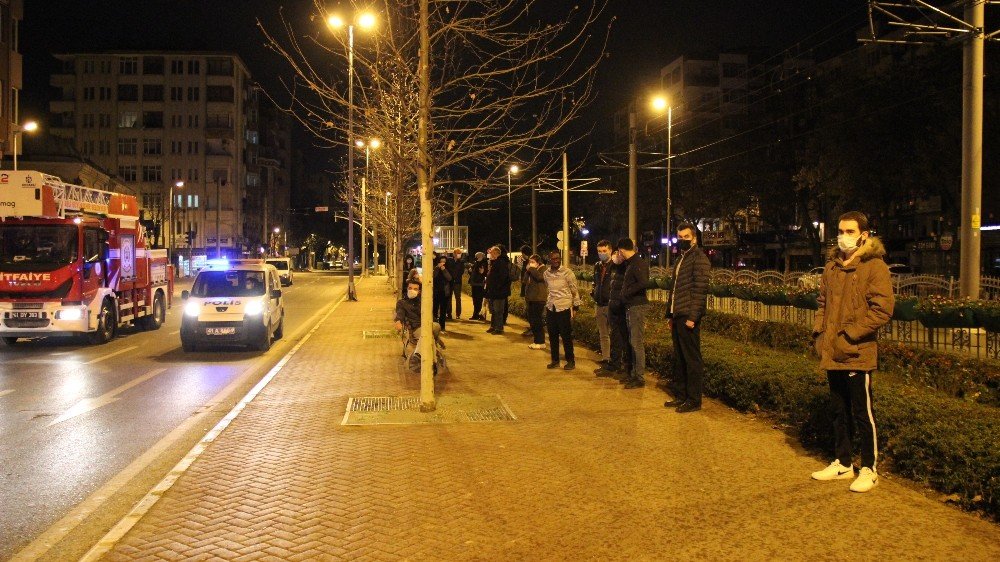 İ̇ş Yerinde Çıkan Yangın Bina Sakinlerini Sokağa Döktü