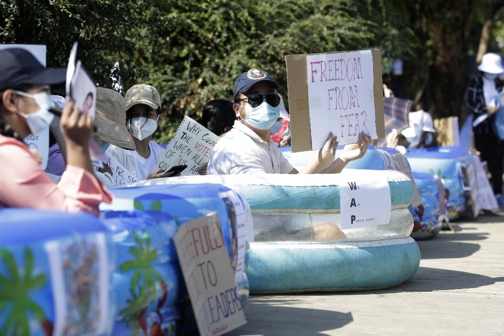 Myanmar’da Darbeye Karşı "kostümlü" Protesto