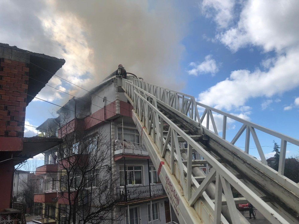 Yabancı Uyruklu Ailenin Yaşadığı Ev Alev Alev Yandı