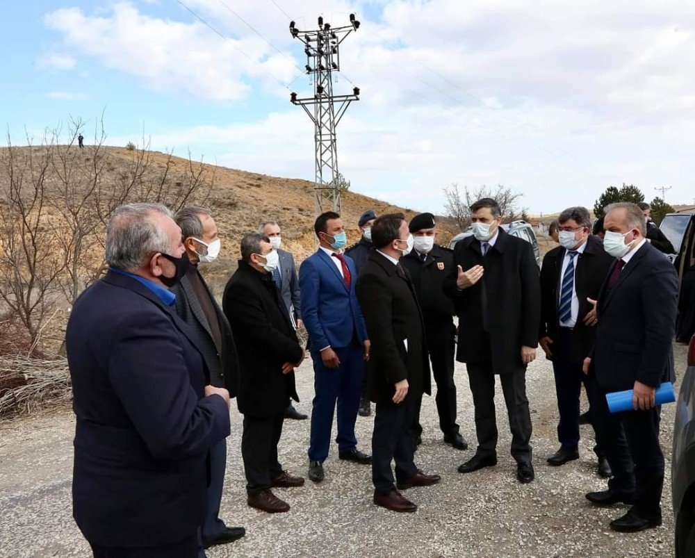 Vali Çiftçi Yeni Hacılarhanı Köyünde İncelemelerde Bulundu