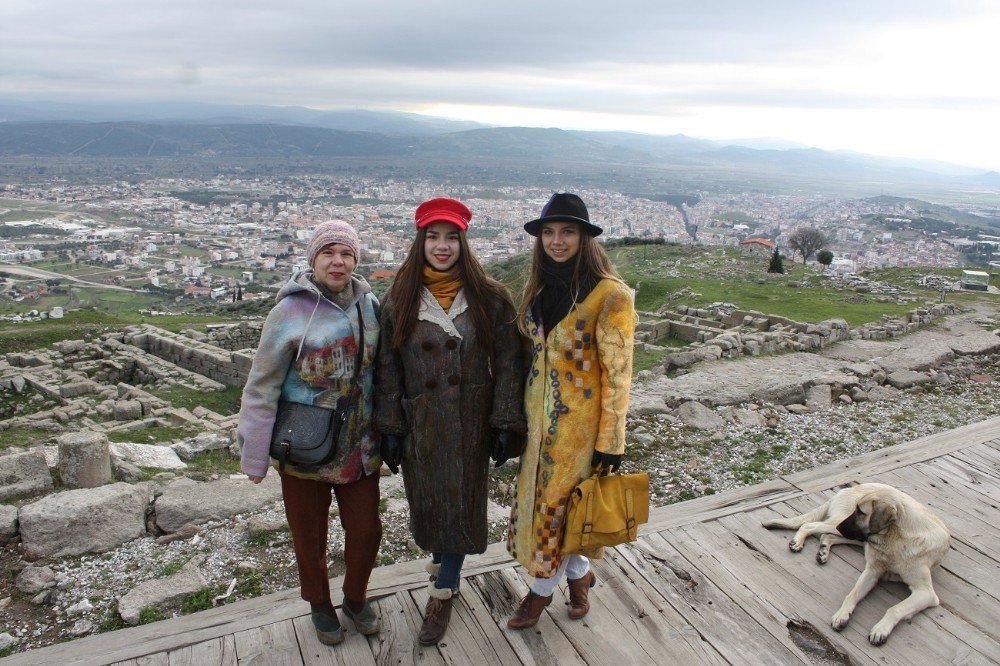 Bergama Ünlü Modacının Tasarımlarına İlham Kaynağı Oldu