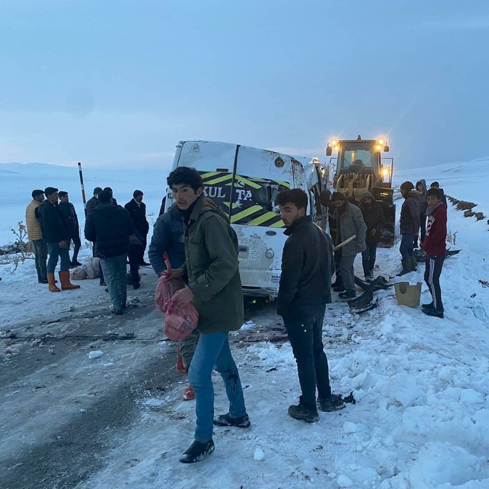 Ağrı’da Köy Minibüsü Devrildi: 5 Yaralı
