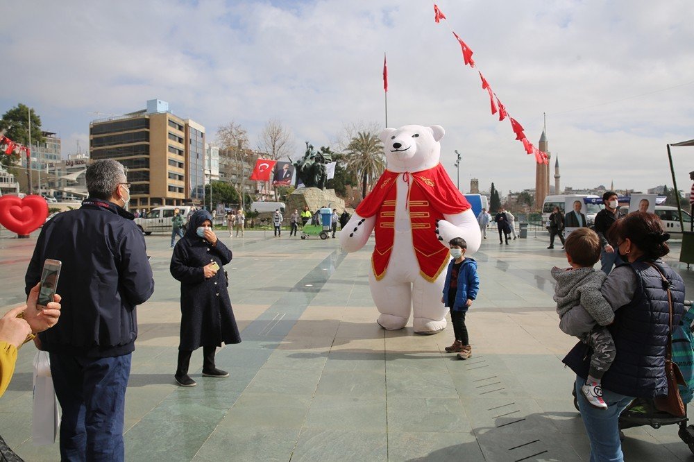 Antalya, Büyükşehir Belediyesinin ‘sevgi’ Etkinliğiyle Renklendi