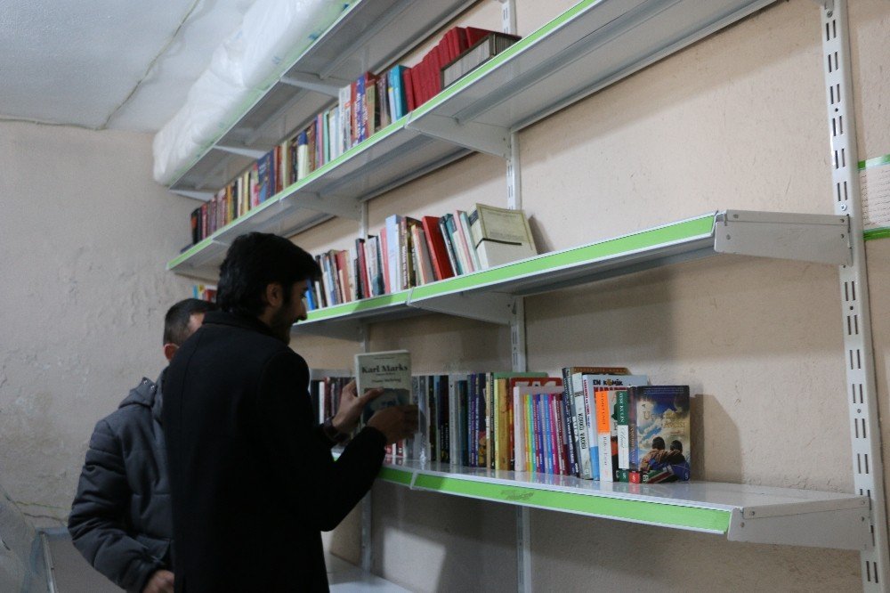 Şırnaklı 3 Kardeş Marketlerindeki Üç Rafı Müşterilerin Okuması İçin Kitaplara Ayırdı