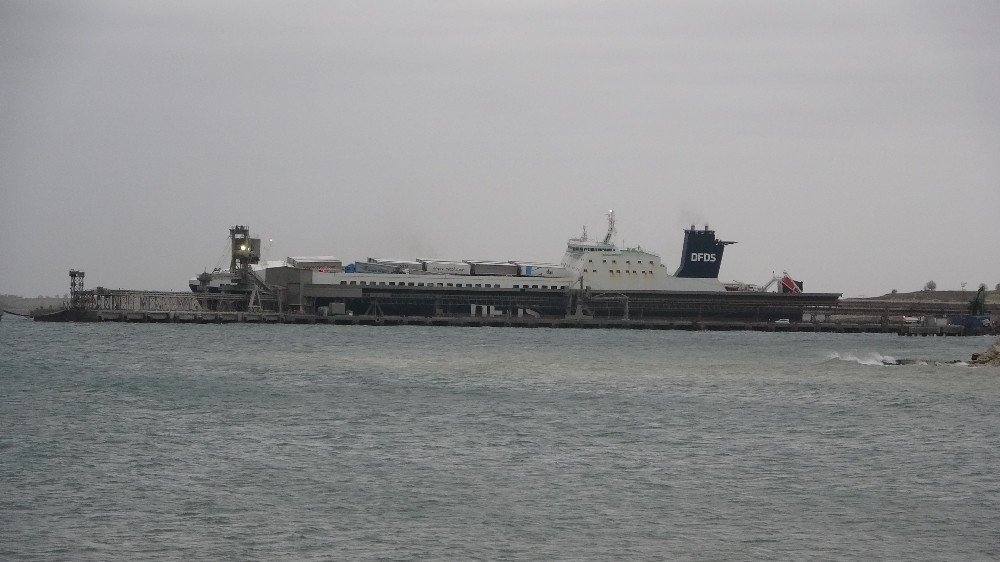 Çanakkale’de Yanan Ro-ro Gemisi Limana Yanaştırıldı