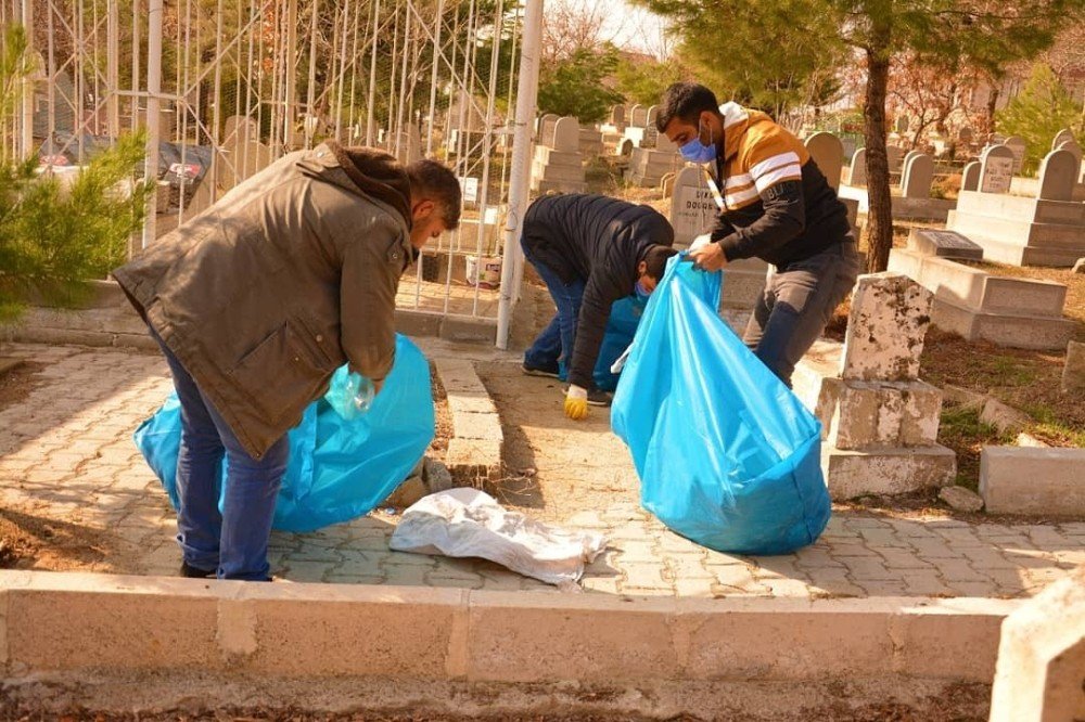 Ergani’de Mezarlıklar Temizleniyor