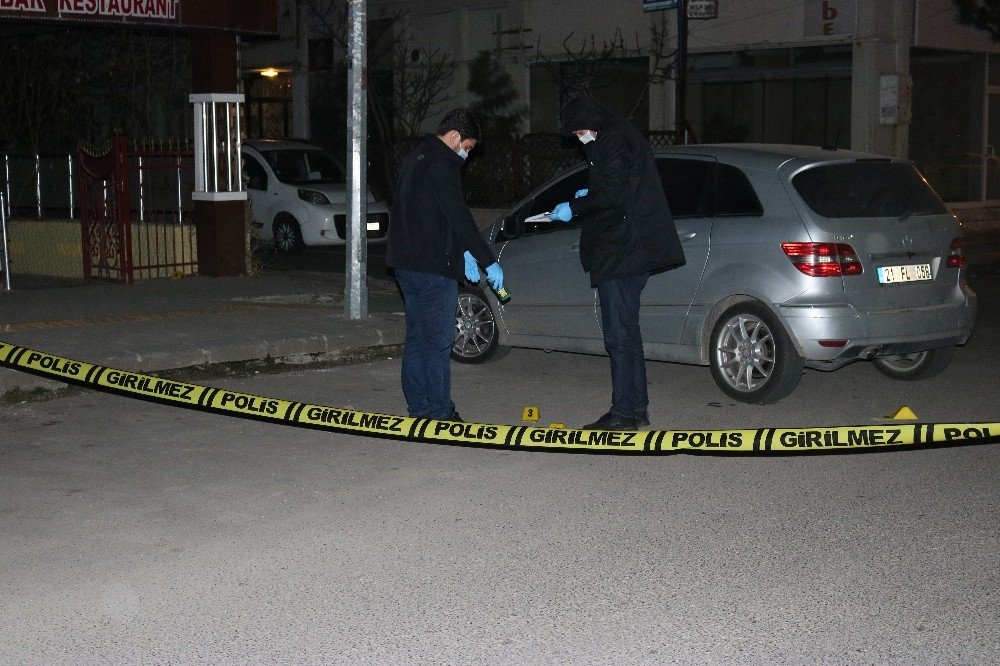 Sokak Ortasında Tartışan Gruba Ticari Araçtan Silahlı Saldırı: 2 Yaralı