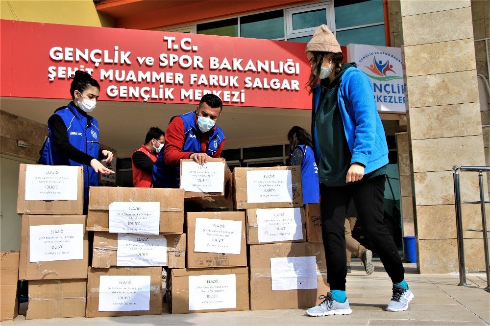 Gençler "kardeşlik Üşümesin" Dedi, Topladıkları Kıyafetleri İ̇dlib’e Gönderdi