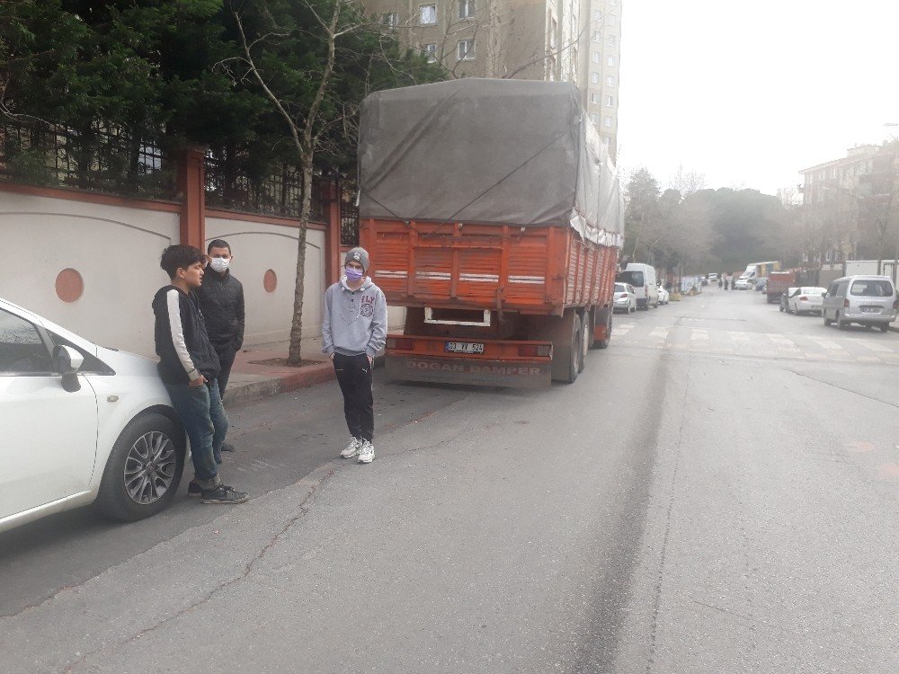 Lüks Araçla Far Hırsızlığı Kamerada