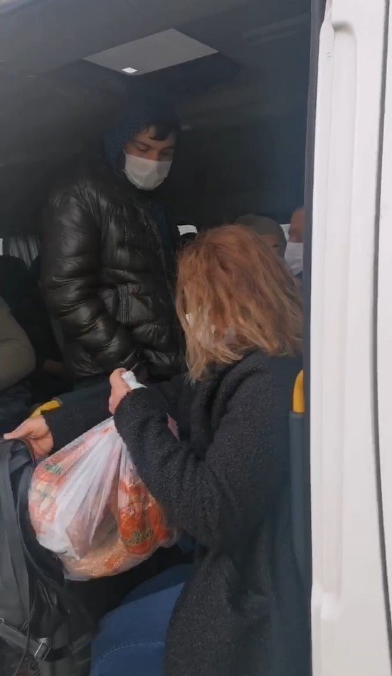 17 Kişilik Minibüsten 21 Kişi Çıktı