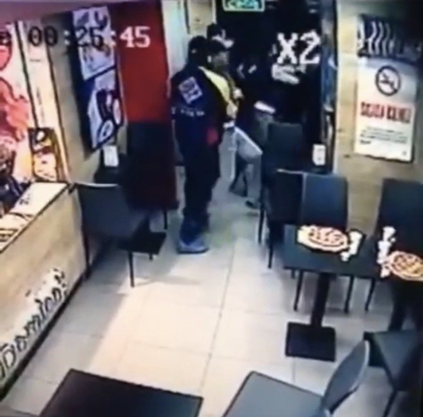 Pizzacıda Peçete Kutulu, Tekme Ve Yumruklu Kavga Kamerada